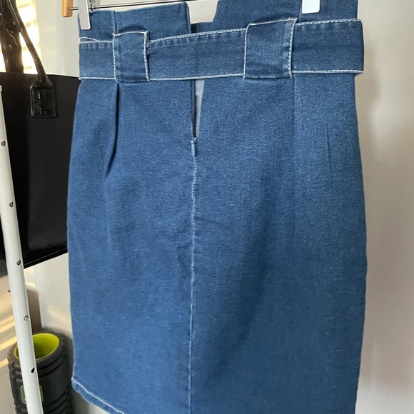 Cute denim skirt size medium - Picture 3 of 3